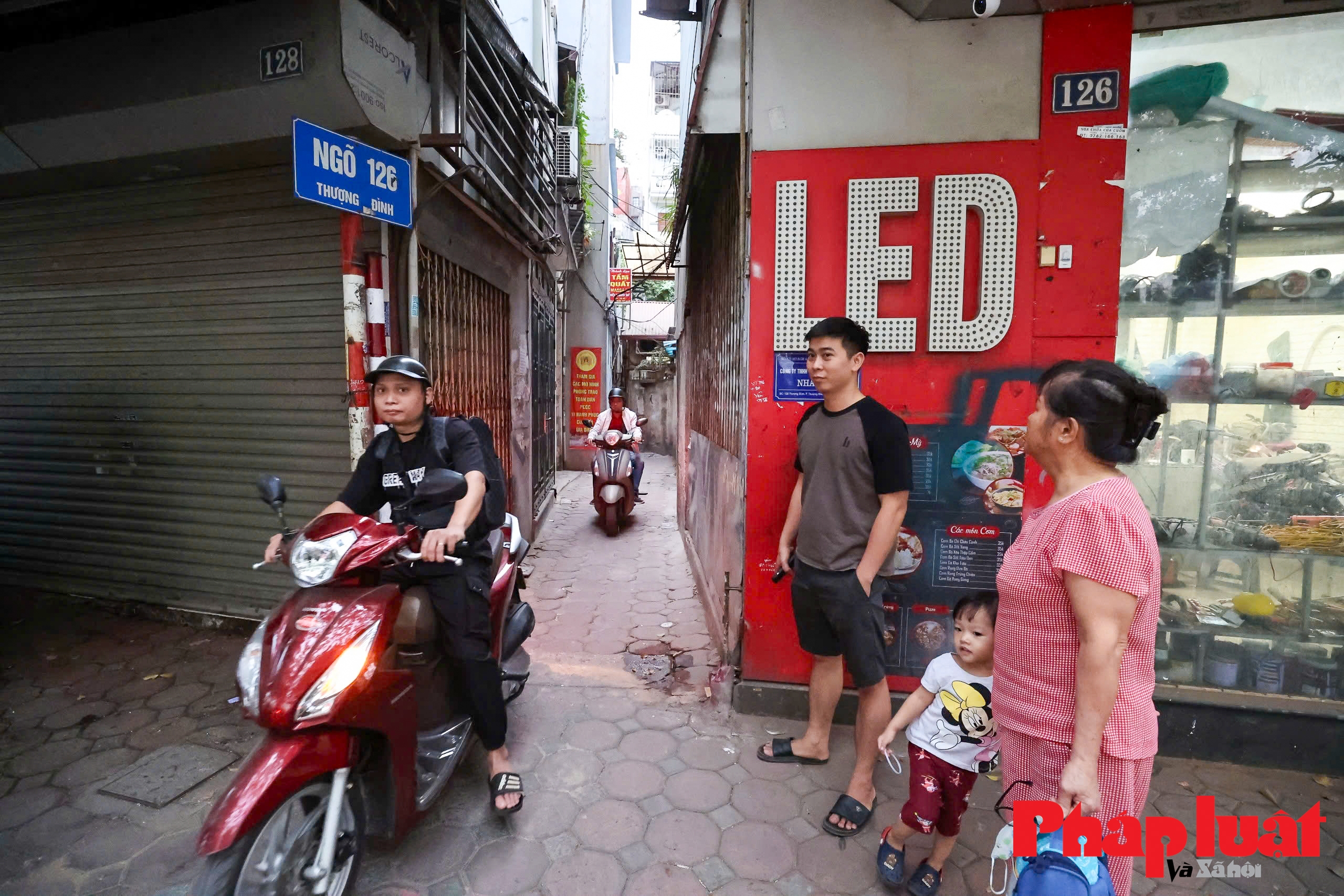 Hà Nội: Người dân tự làm rào chắn ngăn xe cộ qua lại trong giờ cao điểm