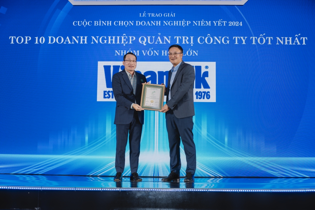 Đại diện Vinamilk (bên trái) đón nhận danh hiệu Top 10 Doanh nghiệp Quản trị công ty tốt nhất (nhóm vốn hóa lớn) năm thứ 10 liên tiếp.