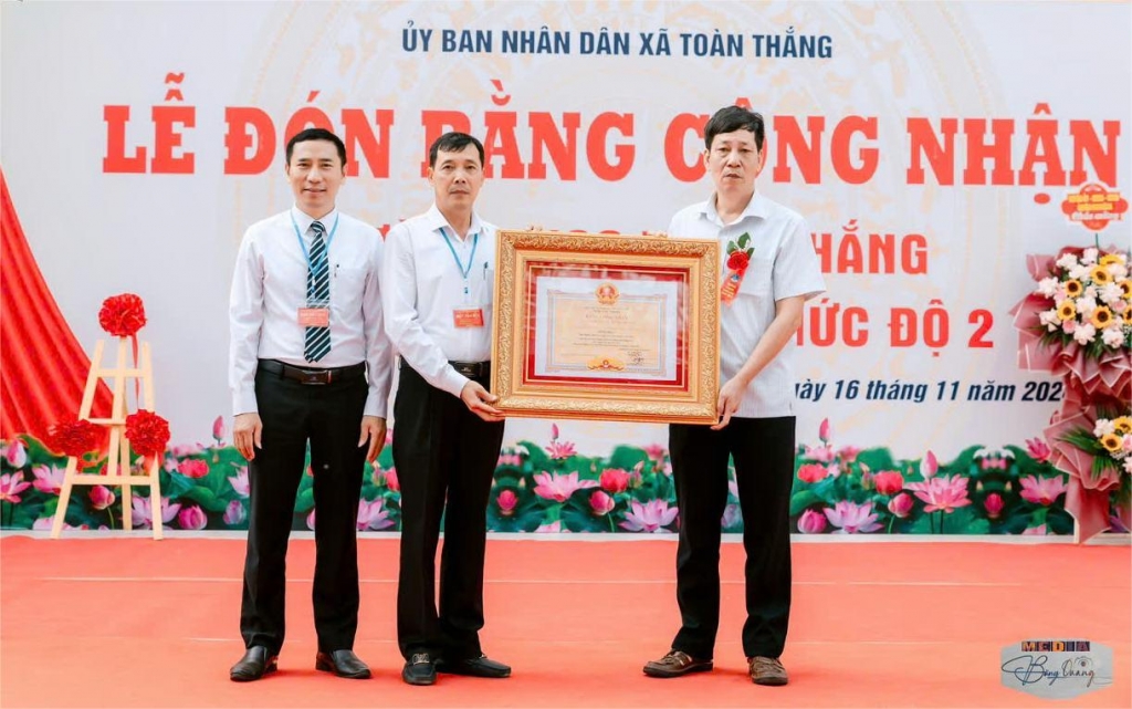 Trường THCS Toàn Thắng vinh dự đón nhận Bằng công nhận trường đạt chuẩn Quốc gia mức độ 2