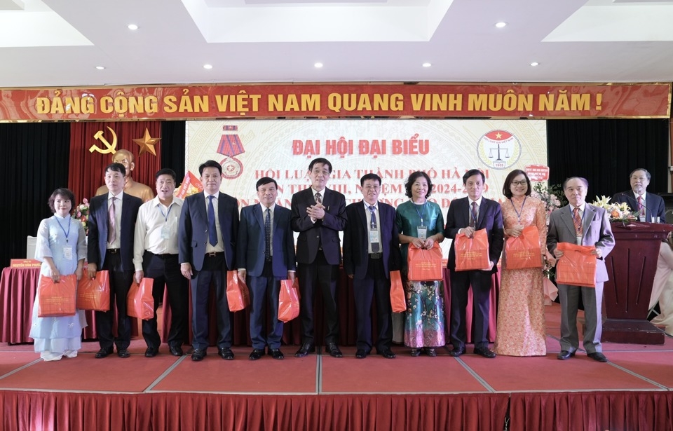 Tân Chủ tịch Hội Luật gia TP Hà Nội Đào Bá Sơn tặng quà, chúc mừng các thành viên Ban Chấp hành Hội Luật gia TP Hà Nội khóa VII, nhiệm kỳ 2018-2024 đã hoàn thành nhiệm vụ