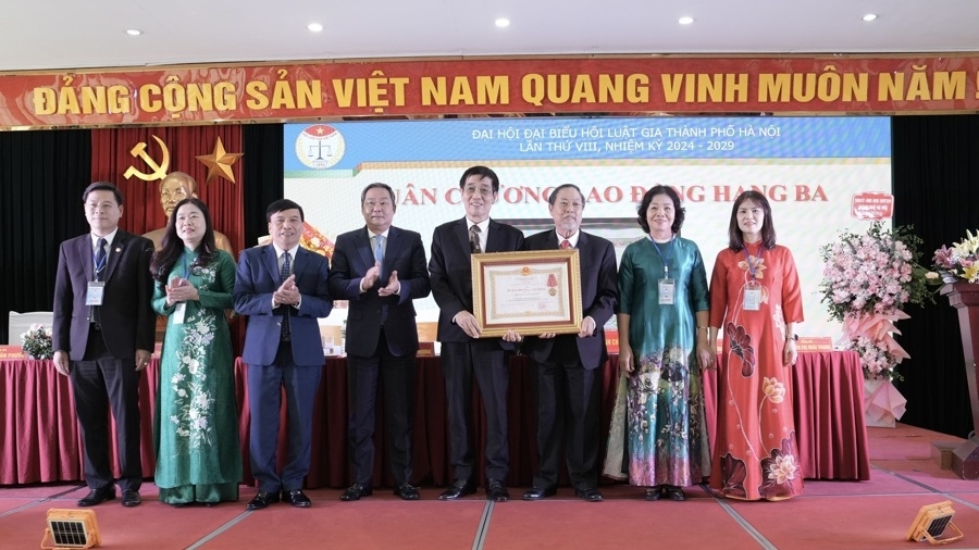 Hội Luật gia TP Hà Nội đón nhận Huân chương Lao động hạng Ba