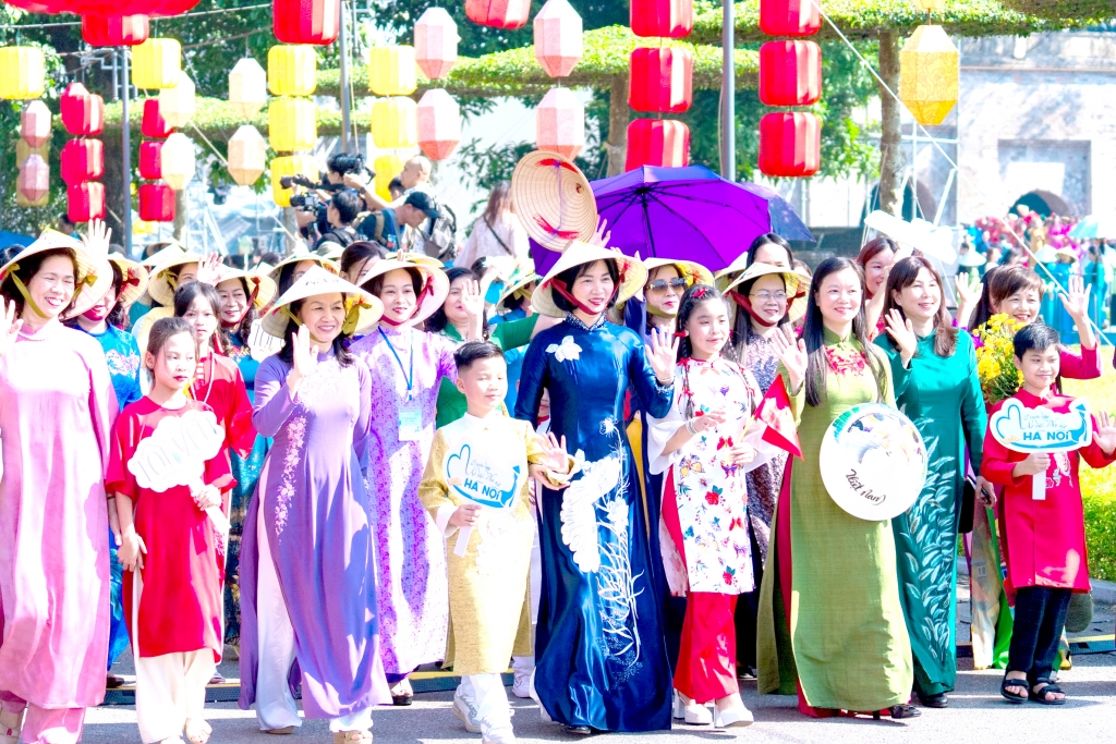 Chương trình Carnaval Áo dài “Phụ nữ Thủ đô hội nhập và phát triển. Ảnh: Thu Hồng