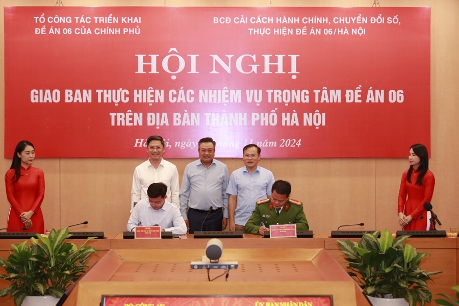 Trung tâm Phục vụ hành chính công TP Hà Nội ký kết biên bản phối hợp triển khai một số nhiệm vụ của Đề án 06 với Cục Cảnh sát quản lý hành chính về trật tự xã hội. 