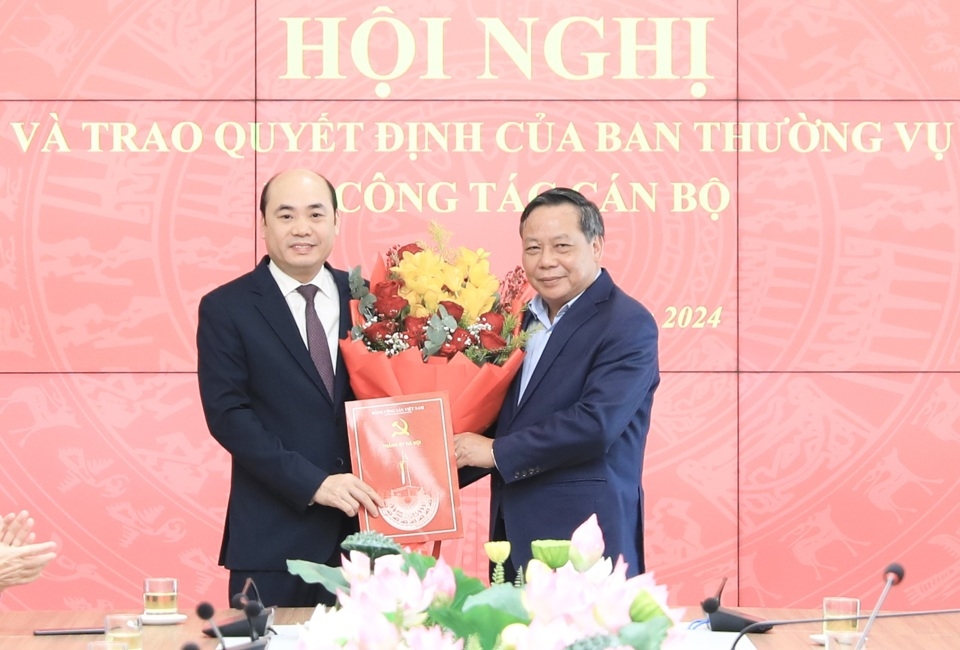 Phó Bí thư Thường trực Thành ủy Nguyễn Văn Phong trao quyết định cho ông Nguyễn Việt Phương.