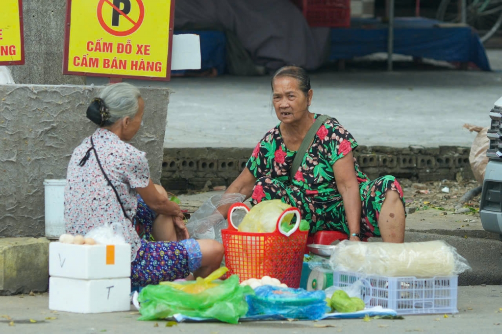 Người cao tuổi với những công việc lao động tay chân, đơn giản ở góc phố tại Hà Nội. Ảnh: Khánh Huy