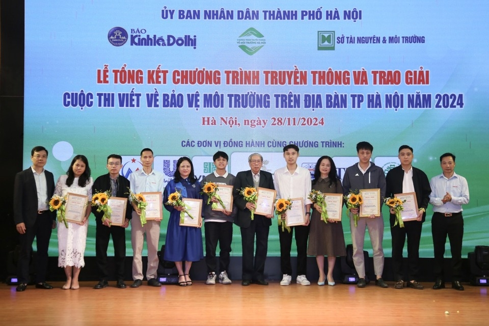 Phó trưởng Ban Đô thị HĐND TP Hà Nội Đoàn Viện Cường và Phó Tổng biên tập Báo Kinh tế & Đô thị Nguyễn Anh Đức - Trưởng ban Thư ký chương trình trao giải Khuyến khích cho các tác giả, nhóm tác giả. Ảnh: Phạm Hùng.