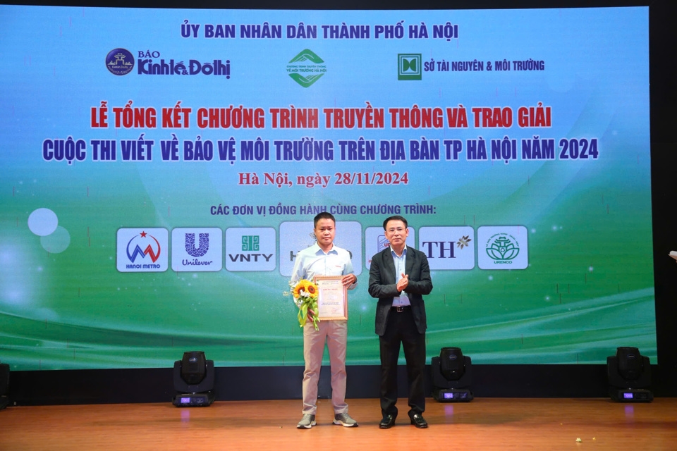 Phó Chủ tịch UBND TP Hà Nội Nguyễn Trọng Đông trao giải Nhất cho tác giả Nguyễn Quý - Báo Kinh tế & Đô thị với loạt bài 3 kỳ “Sông Đáy đang bị bức tử”. Ảnh: Phạm Hùng.