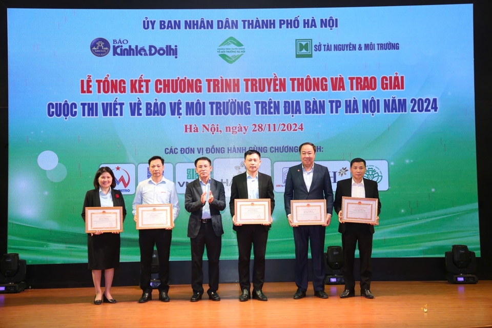 Phó Chủ tịch UBND TP Hà Nội Nguyễn Trọng Đông trao Bằng khen của UBND TP cho 2 tập thể, 3 cá nhân có đóng góp trong công tác chỉ đạo, tổ chức, triển khai chương trình năm 2024. Ảnh: Phạm Hùng.