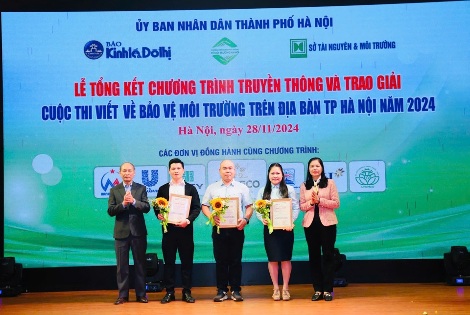 Phó Chủ tịch Uỷ ban MTTQ Việt Nam TP Hà Nội Đặng Thị Phương Hoa và Phó Chủ tịch Thường trực Hội Nhà báo TP Hà Nội Kiều Thanh Hùng trao giải Ba cho đại diện 3 nhóm tác giả. Ảnh: Phạm Hùng