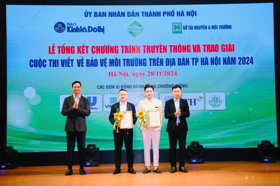 PGS.TS Nguyễn Thành Lợi - Trưởng BTC, Tổng Biên tập Báo Kinh tế & Đô thị và Giám đốc Sở TN&MT Lê Thanh Nam trao giả Nhì cho đại diện 2 nhóm tác giả. Ảnh: Phạm Hùng.