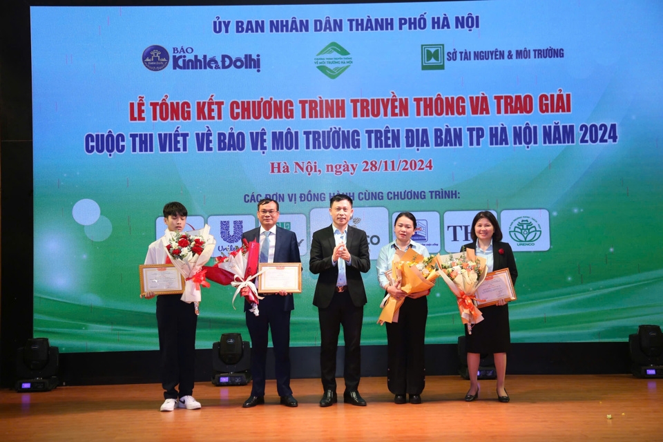 PGS. TS Nguyễn Thành Lợi - Trưởng BTC trao Giấy khen cho các tập thể, phòng ban của Báo Kinh tế & Đô thị, trường học có đóng góp tích cực vào chương trình. Ảnh: Phạm Hùng.