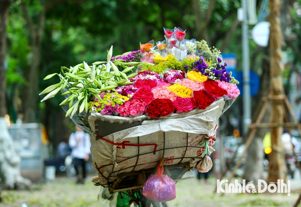 Một sớm mai đón mùa Thu Hà Nội, sẽ không khó để bạn bắt gặp những hình ảnh tràn ngập sắc màu hoa trên các con phố. Ảnh: Duy Minh