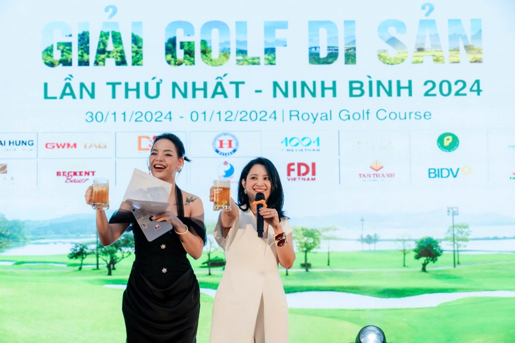 Bà Nguyễn Thị Thu Vân đại diện thương hiệu Bia 1689 Beckent Bauer mừng thành công của Giải Golf Di sản.