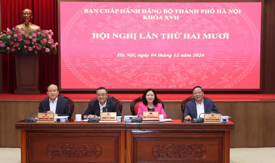 Bí thư Thành ủy Hà Nội Bùi Thị Minh Hoài cùng các đồng chí trong Thường trực Thành ủy chủ trì Hội nghị.