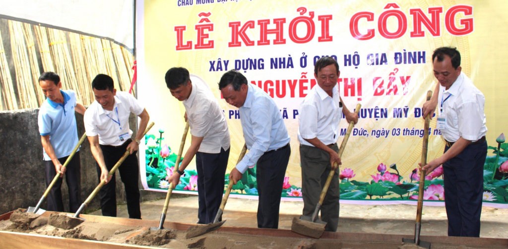 Ngày 3/4/2024, Phó Bí thư Thường trực Thành ủy Nguyễn Văn Phong dự lễ khởi công xây dựng nhà ở cho hộ bà Nguyễn Thị Bẩy, xã Phúc Lâm. Ảnh: V.B