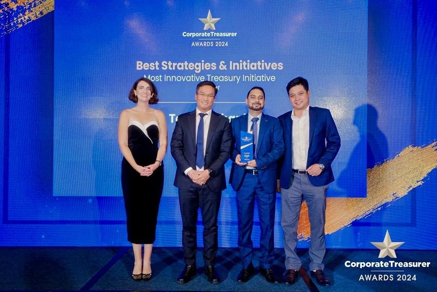 Đại diện Techcombank nhận giải thưởng Most Innovative Treasury Initiative