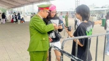 Công an quận Nam Từ Liêm hướng dẫn khán giả chương trình “Anh trai say hi” cài đặt iHanoi