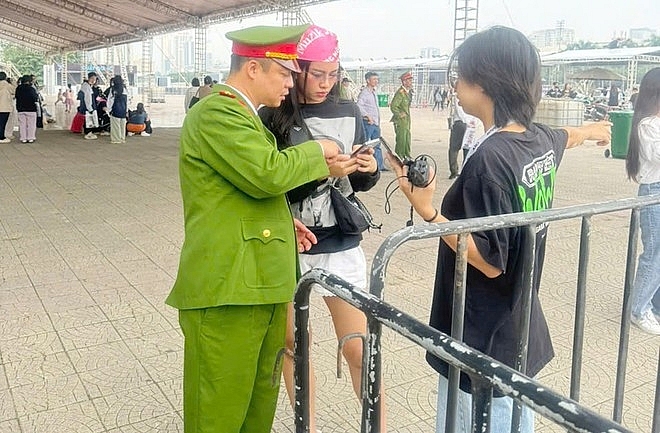 Công an quận Nam Từ Liêm hướng dẫn khán giả chương trình “Anh trai say hi” cài đặt iHanoi