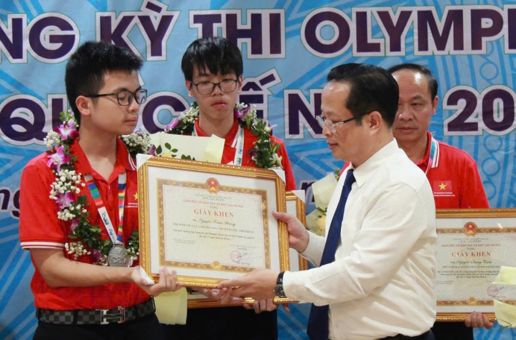 Hà Nội thưởng 300 triệu đồng cho học sinh đoạt Huy chương Vàng Olympic quốc tế