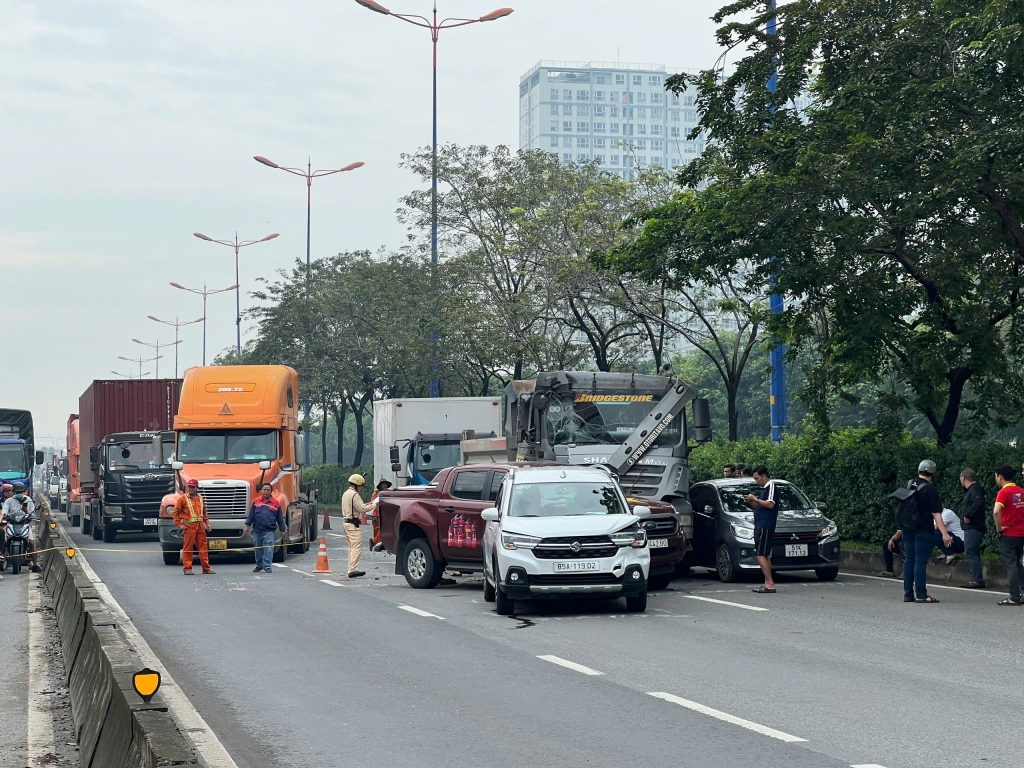 Tai nạn ô tô liên hoàn tại TP Hồ Chí Minh