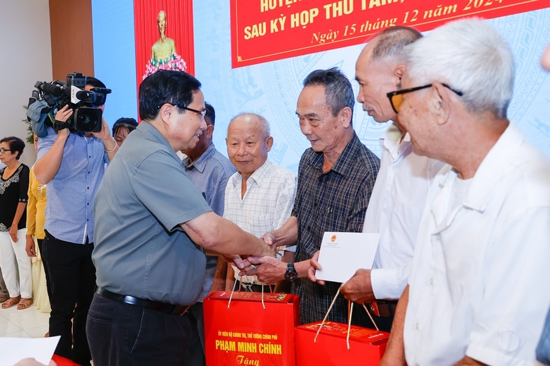 Thủ tướng Phạm Minh Chính tặng quà các gia đình thương binh, liệt sĩ, gia đình Công giáo tiêu biểu - Ảnh: VGP/Nhật Bắc