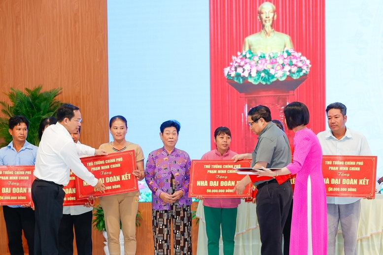 Thủ tướng Phạm Minh Chính trao nhà đại đoàn kết tặng 20 hộ gia đình trên địa bàn - Ảnh: VGP/Nhật Bắc