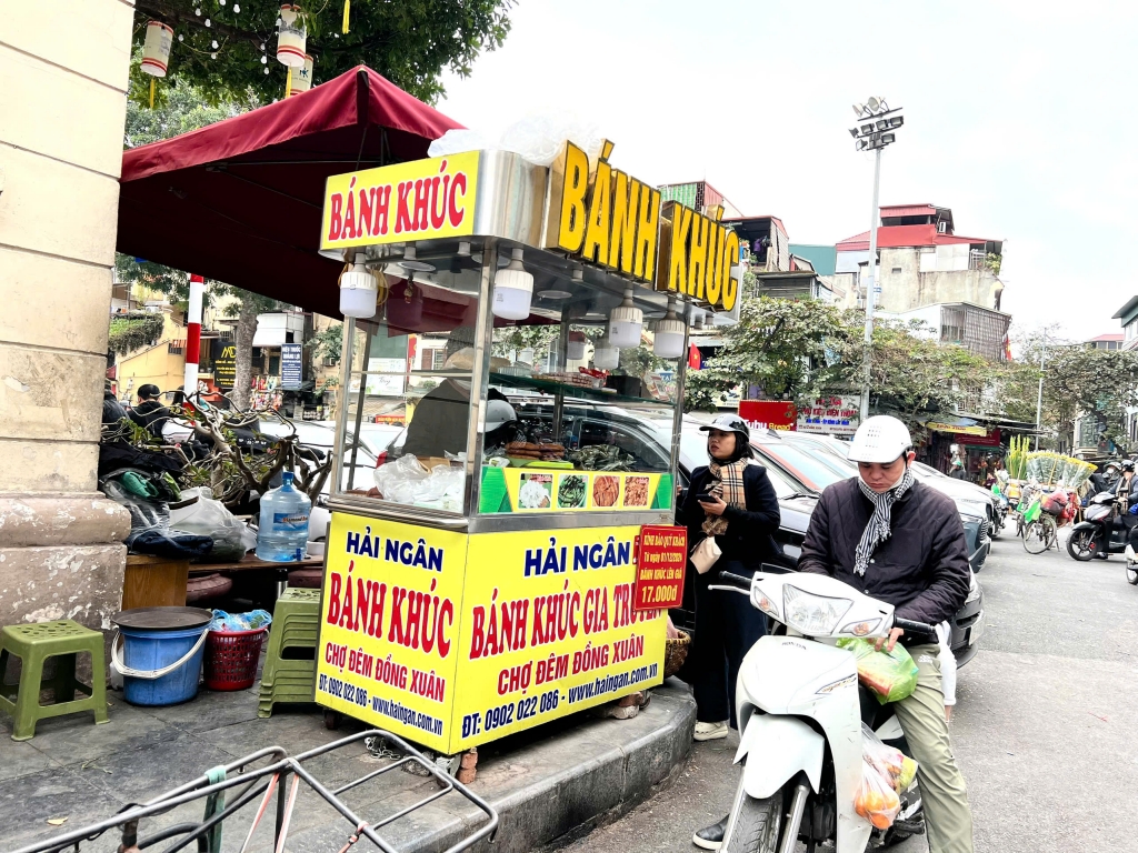 Bánh khúc Hải Ngân là một thương hiệu như đã quen thuộc trên các con phố, trong lòng của mỗi người đã có dịp thưởng thức sản phẩm của cửa hàng gia truyền. Ảnh: Vân Lê