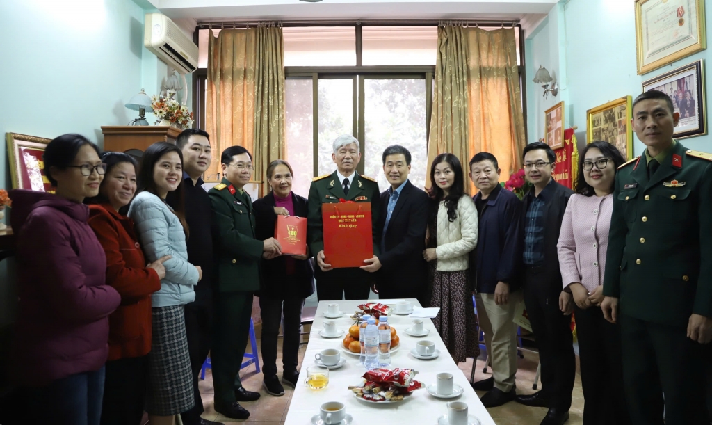 Quận Hoàn Kiếm thăm, tặng quà nhân kỷ niệm 80 năm Ngày thành lập Quân đội nhân dân Việt Nam