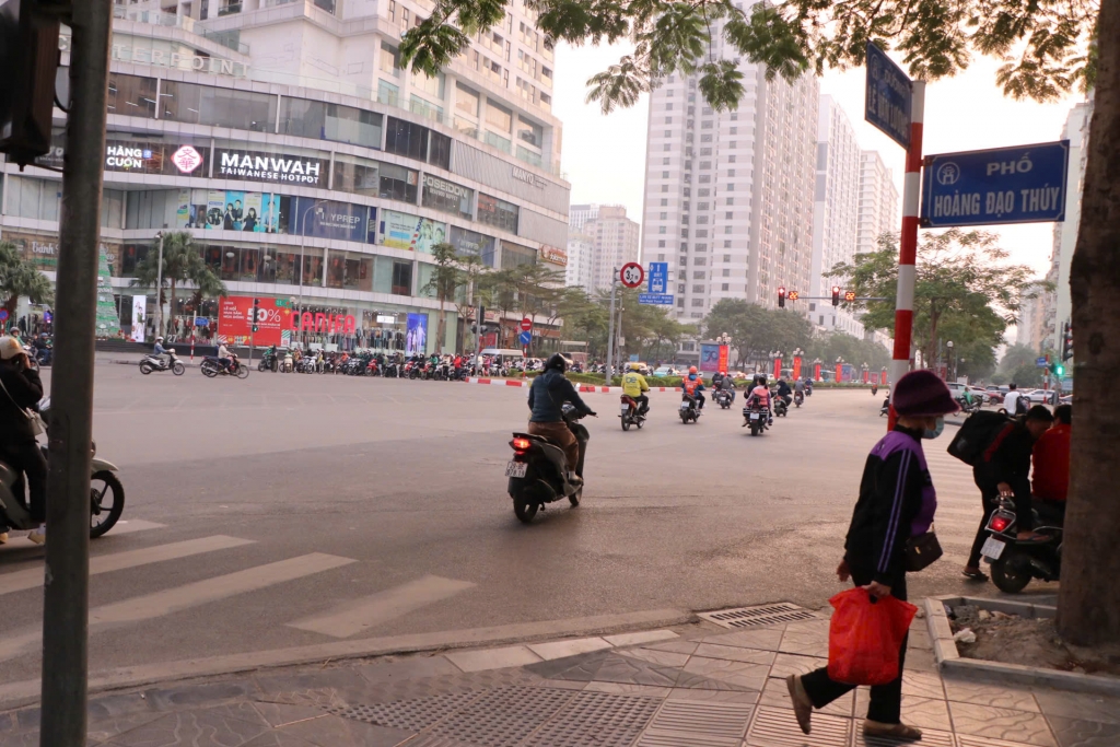 Nhiều phương tiện vẫn di chuyển dù đèn tín hiệu đã chuyển sang màu đỏ tại ngã tư Lê Văn Lương – Hoàng Đạo Thuý, quận Thanh Xuân, Hà Nội. Ảnh: Duy Linh