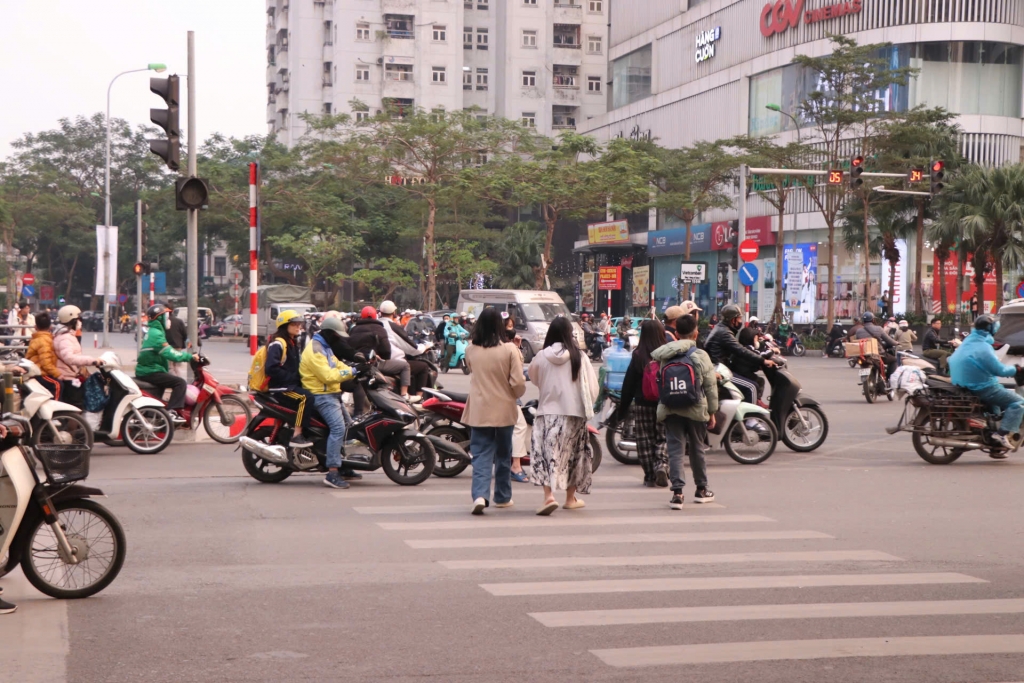 Dòng phương tiện dừng chờ đèn đỏ lấn vạch kẻ đường, lấn luôn cả vạch sang đường của người đi bộ tại ngã tư Lê Văn Lương – Hoàng Đạo Thuý, quận Thanh Xuân, Hà Nội. Ảnh: Duy Linh