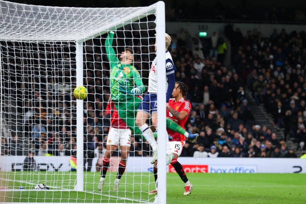 Tottenham 4-3 Man Utd: mưa bàn thắng và sai lầm tai hại