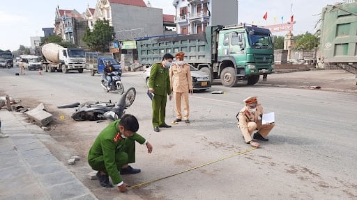 Cảnh sát giao thông có thể tạm giữ, tước giấy tờ của người điều khiển phương tiện liên quan đến vụ tai nạn giao thông trên môi trường điện tử. Ảnh: PV