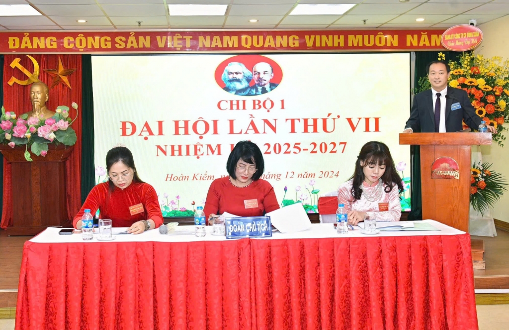 Đoàn chủ tịch điều hành tại đại hội