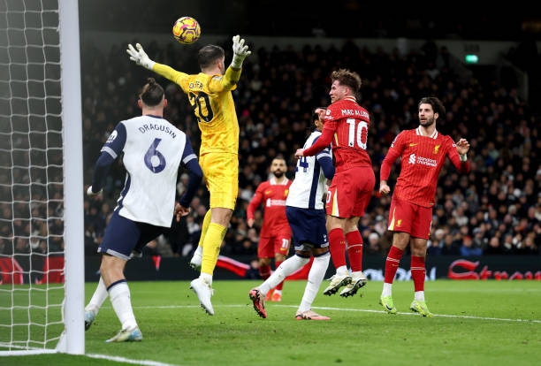 Salah lập cú đúp, Liverpool bứt tốc ở cuộc đua vô địch Premier League