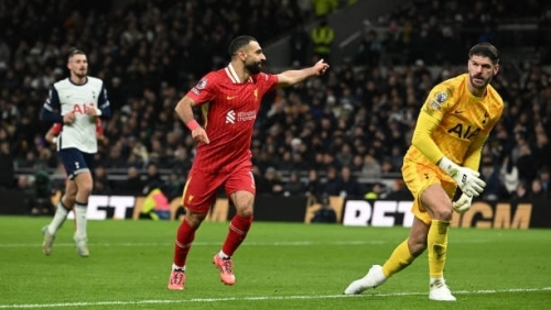 Salah lập cú đúp, Liverpool bứt tốc ở cuộc đua vô địch Premier League