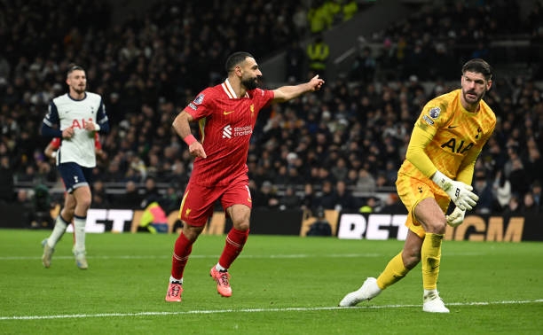 Salah lập cú đúp, Liverpool bứt tốc ở cuộc đua vô địch Premier League