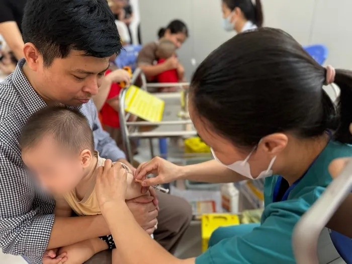 Tiêm vaccine phòng bệnh sởi cho trẻ tại Hà Nội. Ảnh Tạ Nguyên