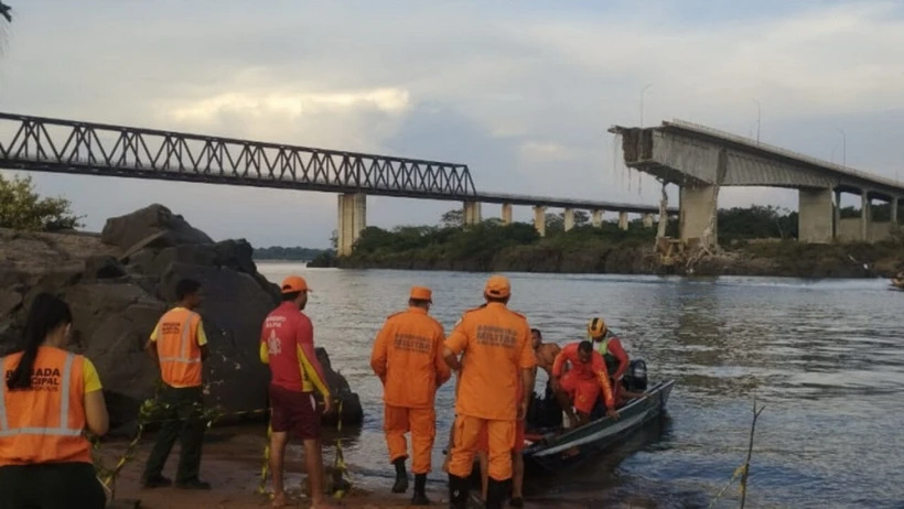 Hiện trường vụ sập cầu. Ảnh: AFP