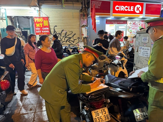 Công an quận Hoàn Kiếm xử lý 14 điểm trông xe trái phép