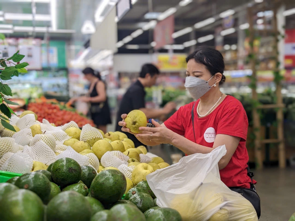 Không khí mua sắm nhộn nhịp tại siêu thị MM Mega Market Thăng Long. Ảnh: Nguyễn Đăng.