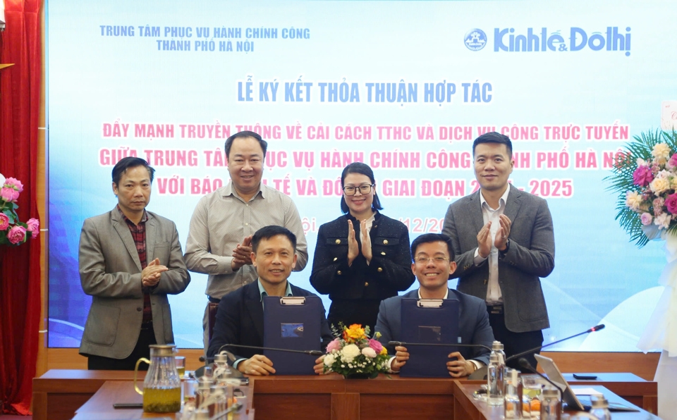 Lãnh đạo Báo Kinh tế & Đô thị và Trung tâm Phục vụ hành chính công TP Hà Nội tiến hành ký kết thỏa thuận hợp tác. 