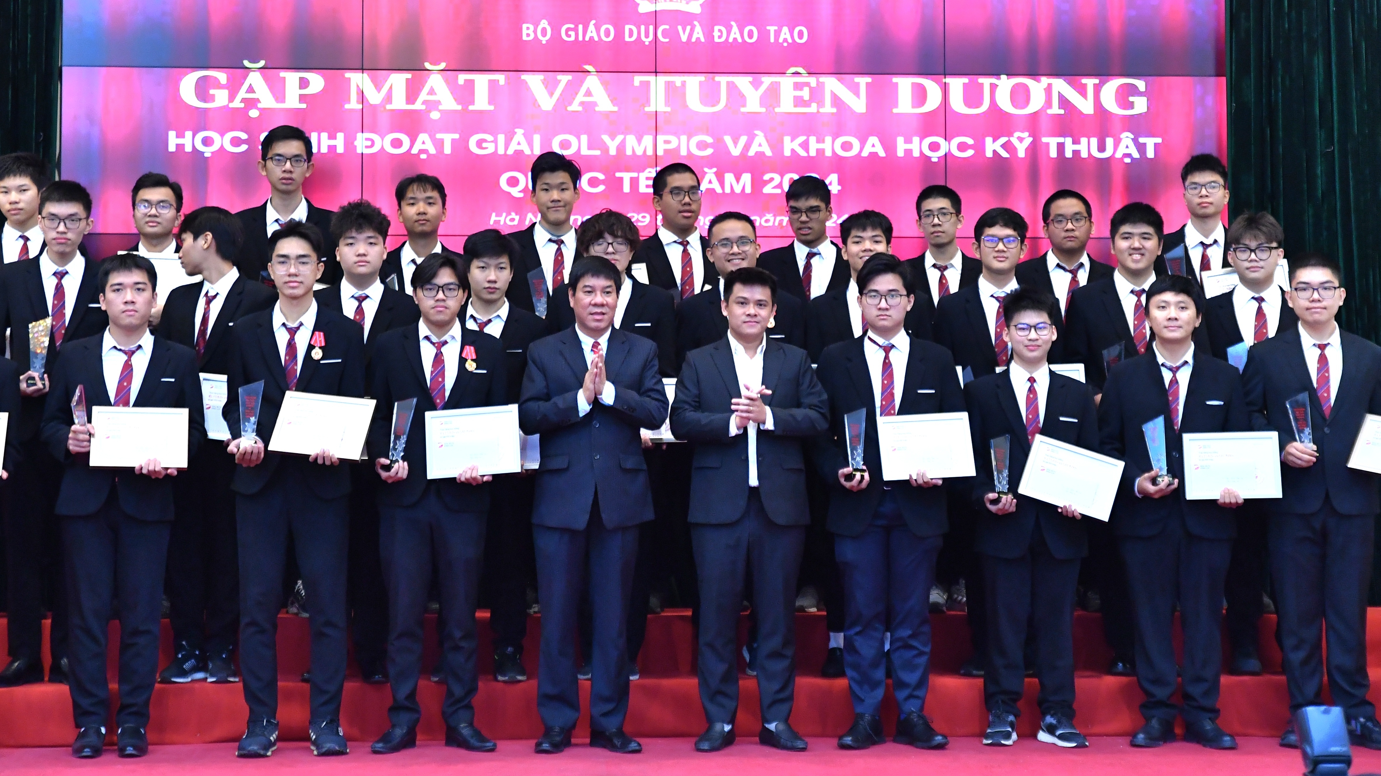 Tuyên dương các học sinh đoạt giải Olympic và Khoa học kỹ thuật quốc tế