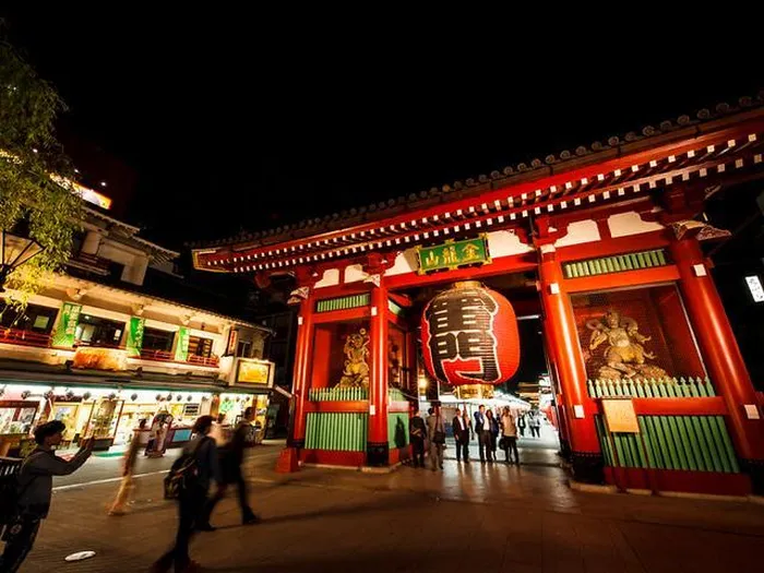 Người dân địa phương cũng như du khách đến chùa Sensoji ở Tokyo - Nhật Bản để chào mừng sự khởi đầu năm mới. Ảnh: TimeOut