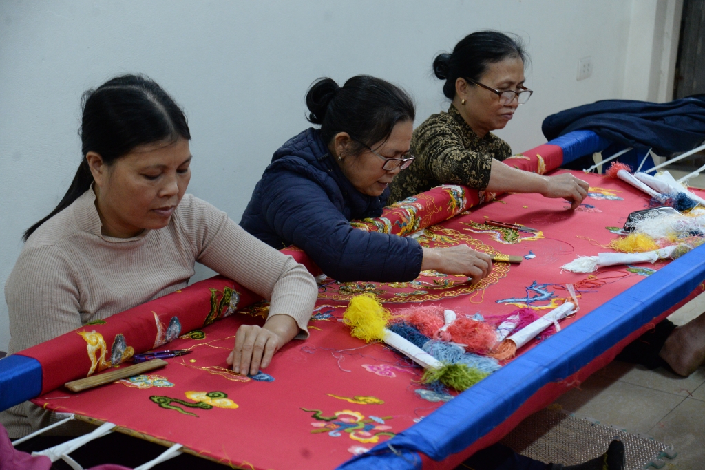 “Số hóa” di sản làng nghề thêu áo long bào duy nhất ở Hà Nội