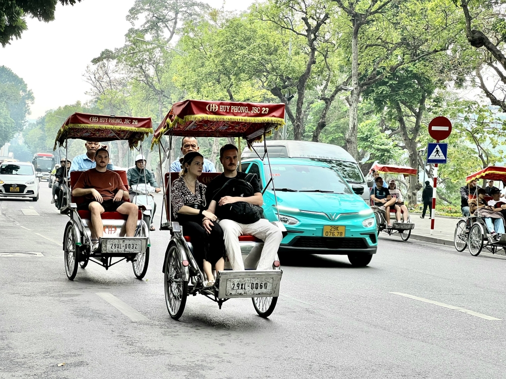 Chính sách thị thực thuận lợi, các chương trình quảng bá, xúc tiến du lịch được đẩy mạnh cùng với những giải thưởng du lịch danh giá được các tổ chức quốc tế trao tặng đã thu hút khách quốc tế đến Việt Nam tăng cao trong năm 2024. Ảnh: Vân Lê