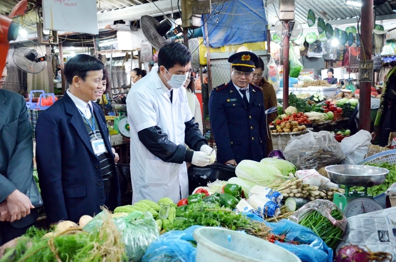 Đẩy mạnh công tác kiểm tra, bảo đảm vệ sinh an toàn thực phẩm trước, trong và sau Tết. Ảnh: M.H