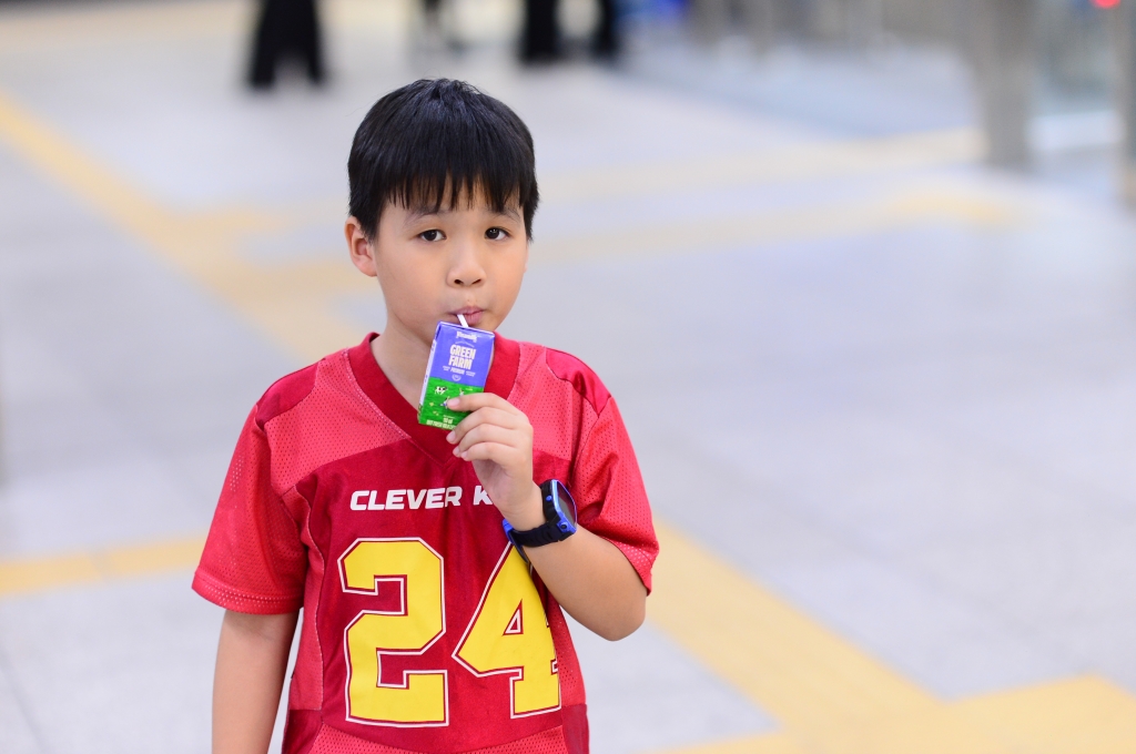 Vừa có nguyên buổi đi chơi metro, lại là fan cứng của Vinamilk nên các cậu bé xuống tàu thưởng thức ngay thức uống mình yêu thích