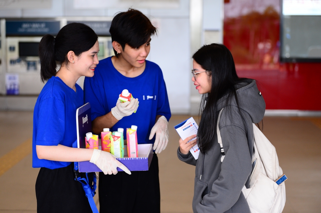 Check-in tại 5 ga trên tuyến metro Bến Thành – Suối Tiên, theo đại diện Vinamilk, doanh nghiệp luôn đồng hành cùng các hoạt động cộng đồng và hòa chung sự hứng khởi khi tuyến tàu điện đầu tiên của thành phố được vận hành, thương hiệu cũng mong muốn gia tăng trải nghiệm của hành khách với các sản phẩm mới của mình