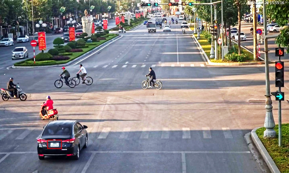 Xe ô tô vượt đèn đỏ tại Ngã 4 Hùng Vương – Huyền Quang (TP Bắc Giang). Ảnh: Công an Bắc Giang