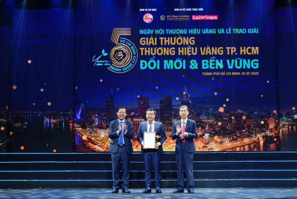       Ông Đỗ Thanh Tuấn, Giám đốc Đối ngoại Vinamilk, (giữa) nhận vinh danh Thương hiệu Vàng 2024